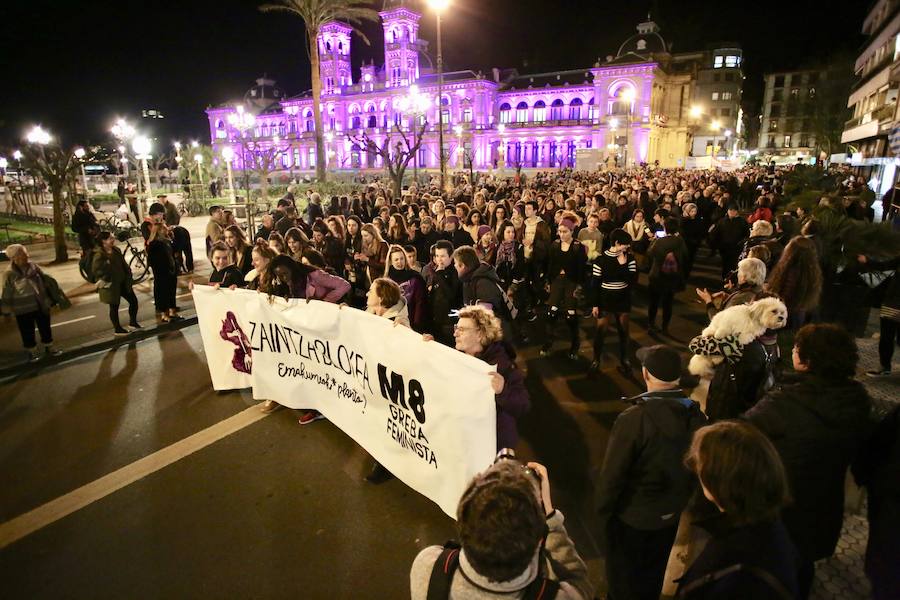 Miles de mujeres han salido a las calles de San Sebastián, Errenteria y otras localidades guipuzcoanas para pedir igualdad en una jornada calificada como histórica.