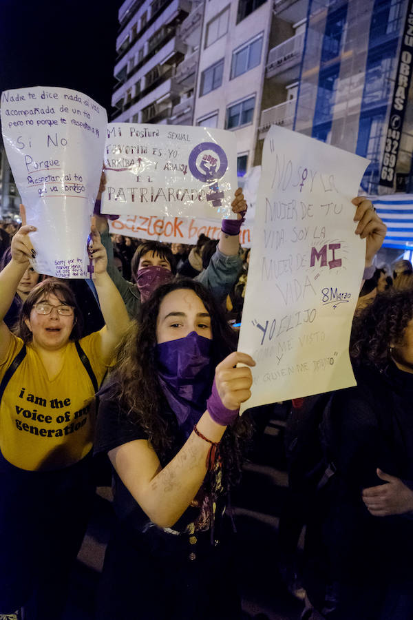 Miles de mujeres han salido a las calles de San Sebastián, Errenteria y otras localidades guipuzcoanas para pedir igualdad en una jornada calificada como histórica.