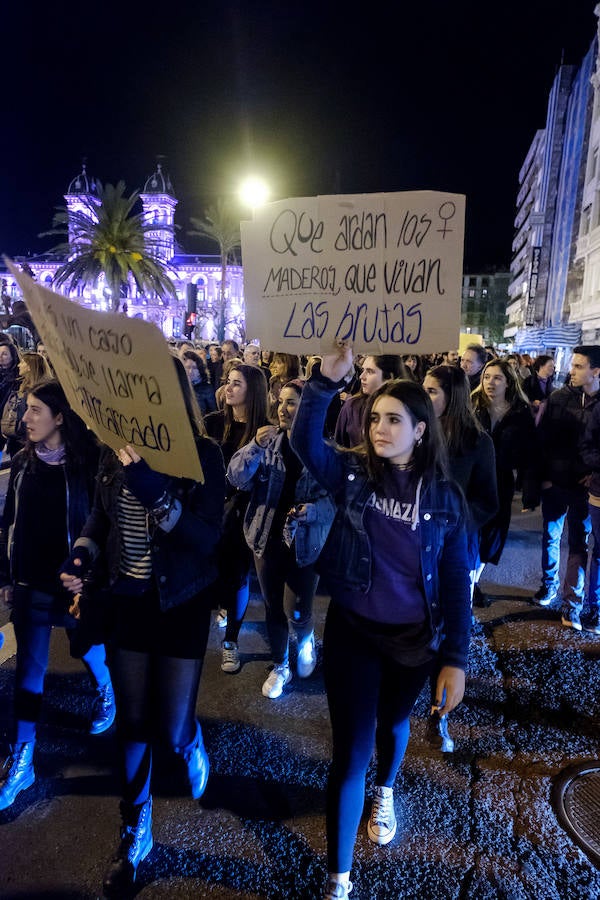 Miles de mujeres han salido a las calles de San Sebastián, Errenteria y otras localidades guipuzcoanas para pedir igualdad en una jornada calificada como histórica.