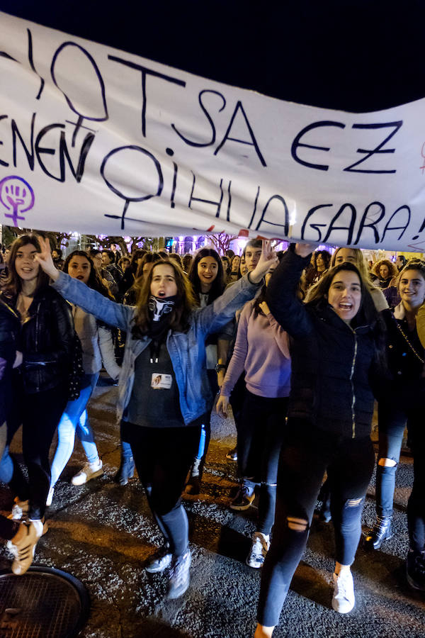 Miles de mujeres han salido a las calles de San Sebastián, Errenteria y otras localidades guipuzcoanas para pedir igualdad en una jornada calificada como histórica.