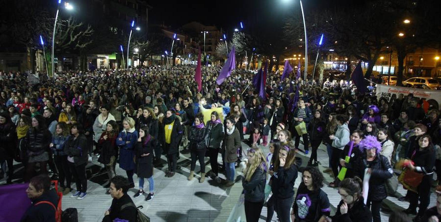 Las mujeres guipuzcoanas 'paran' hoy para renovar el impulso en la lucha por la igualdad. Paros, manifestaciones, actos reivindicativos se sucederán durante toda la jornada en diferentes localidades del territorio