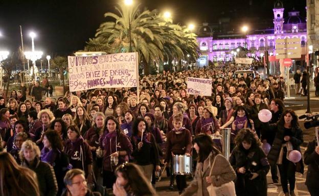 Imagen. Ambiente festivo y reivindicativo en las manifestaciones de Donostia y Errenteria.