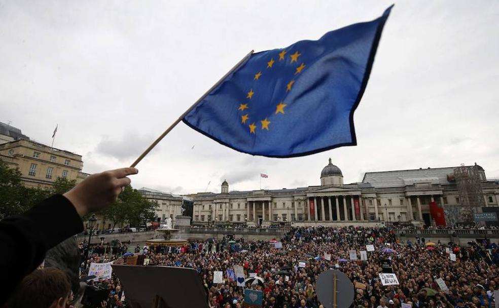 Manifestante contra el 'Brexit' ondea una bandera europea.
