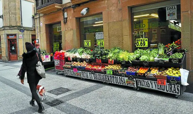 Un expositor de fruta en la Parte Vieja con varios elementos. Con la nueva ordenanza solo se podría sacar uno. 