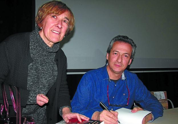 Presentación. Montiano firma un ejemplar a una lectora.