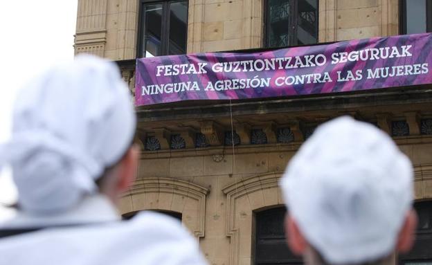 Pancarta contra las agresiones a las mujeres en la fachada del Ayuntamiento de San Sebastián con motivo de la celebración de la Tamborrada