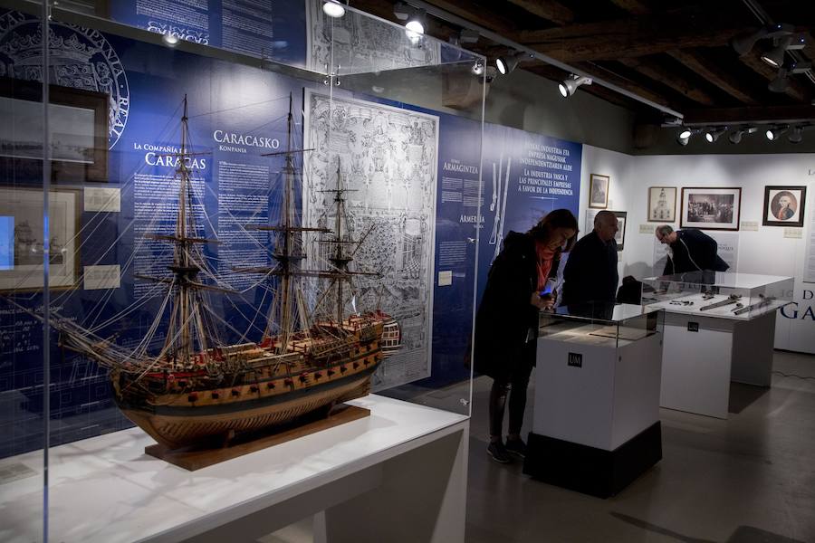 El Museo Naval de San Sebastián acoge, hasta el 30 de septiembre, la exposición temporal 'La búsqueda de la felicidad. La aportación vasca a la independencia de Estados Unidos. En la muestra se pueden ver diversos objetos, maquetas, armas, documentos y abundante material gráfico de época, tanto originales como reproducciones. 