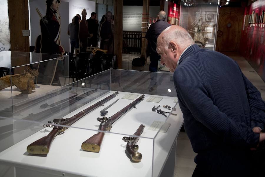 El Museo Naval de San Sebastián acoge, hasta el 30 de septiembre, la exposición temporal 'La búsqueda de la felicidad. La aportación vasca a la independencia de Estados Unidos. En la muestra se pueden ver diversos objetos, maquetas, armas, documentos y abundante material gráfico de época, tanto originales como reproducciones. 