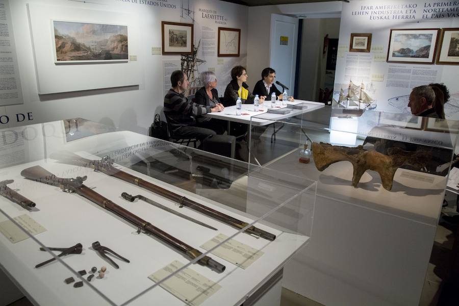 El Museo Naval de San Sebastián acoge, hasta el 30 de septiembre, la exposición temporal 'La búsqueda de la felicidad. La aportación vasca a la independencia de Estados Unidos. En la muestra se pueden ver diversos objetos, maquetas, armas, documentos y abundante material gráfico de época, tanto originales como reproducciones. 
