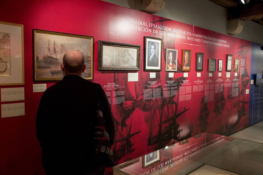 El Museo Naval de San Sebastián acoge, hasta el 30 de septiembre, la exposición temporal 'La búsqueda de la felicidad. La aportación vasca a la independencia de Estados Unidos. En la muestra se pueden ver diversos objetos, maquetas, armas, documentos y abundante material gráfico de época, tanto originales como reproducciones. 