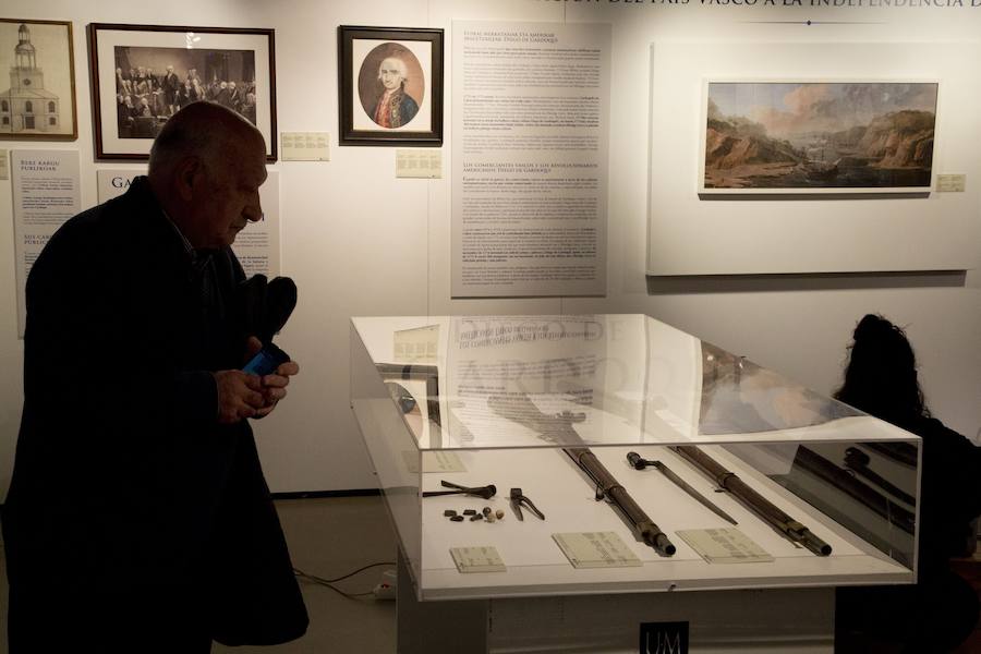 El Museo Naval de San Sebastián acoge, hasta el 30 de septiembre, la exposición temporal 'La búsqueda de la felicidad. La aportación vasca a la independencia de Estados Unidos. En la muestra se pueden ver diversos objetos, maquetas, armas, documentos y abundante material gráfico de época, tanto originales como reproducciones. 