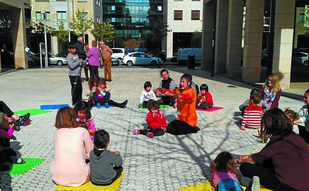 Un momento de juego de niños con sus madres en Riberas con Parketarrak.