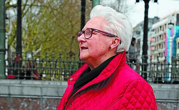 Pili Romea en el Boulevard donostiarra, junto al quiosco, hoy casi solitario.