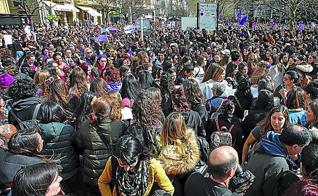 Miles de mujeres en la concentración que se celebró el 8 de marzo a mediodía en el Boulevard de San Sebastián.