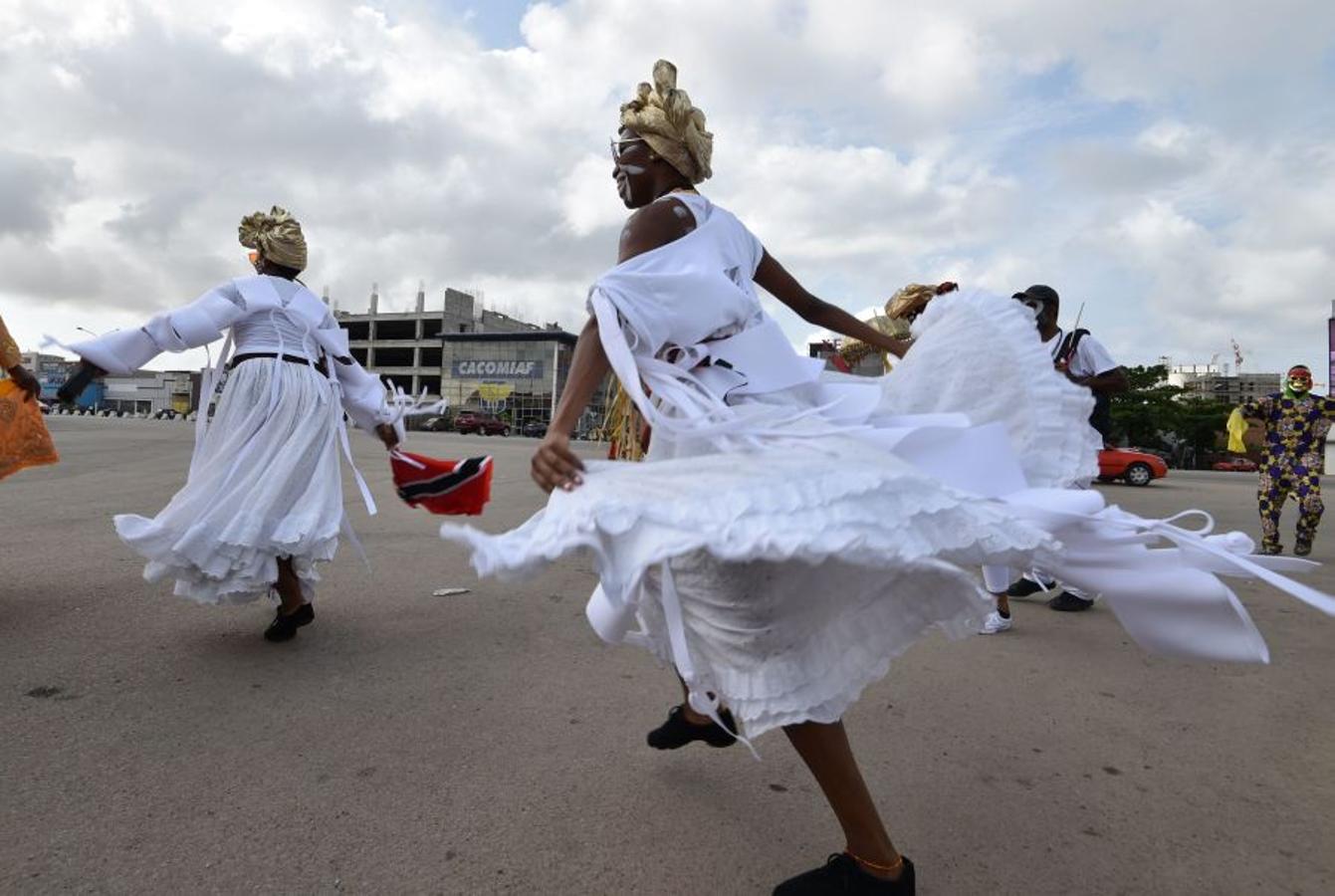 Vestidos de Zulus, y demás trajes tradicionales, las gentes toman las calles de Abidjan, en Costa de Márfil, durante el festival Masa (African Performing Arts Market). Desfile creado en 1993 para facilitar el acceso de artistas africanos al mercado internacional de Arte. 