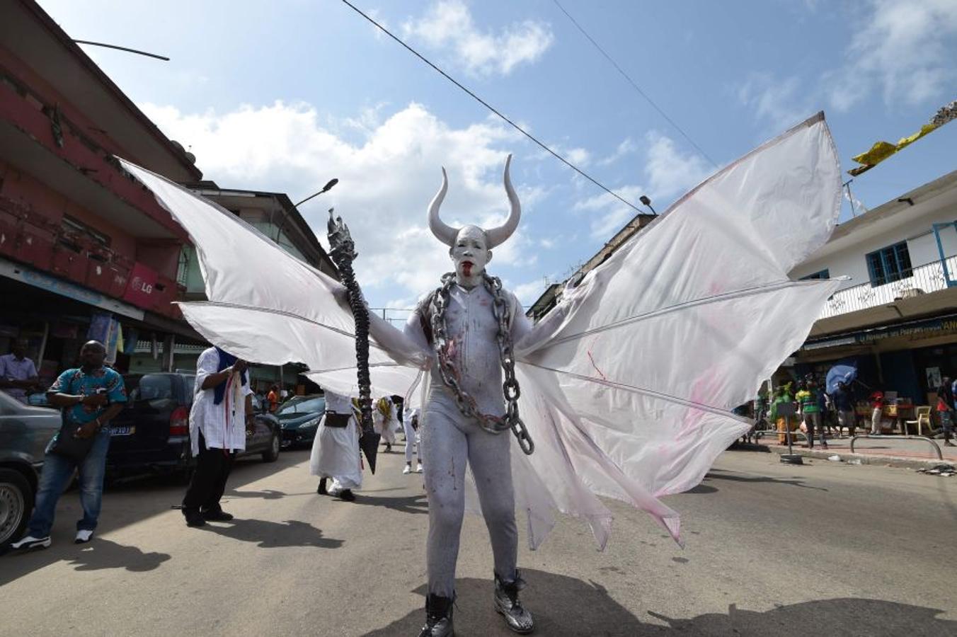 Vestidos de Zulus, y demás trajes tradicionales, las gentes toman las calles de Abidjan, en Costa de Márfil, durante el festival Masa (African Performing Arts Market). Desfile creado en 1993 para facilitar el acceso de artistas africanos al mercado internacional de Arte. 