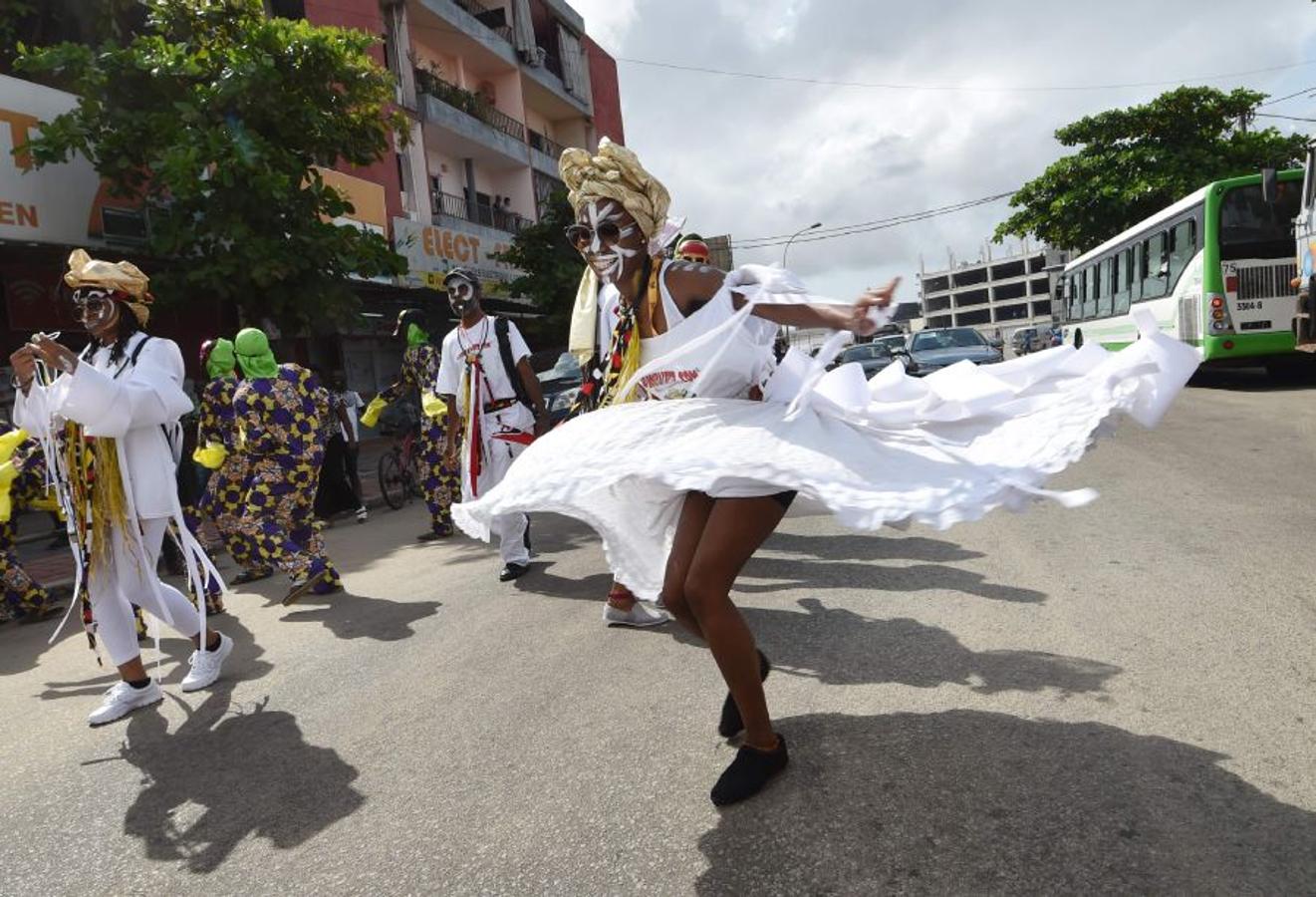 Vestidos de Zulus, y demás trajes tradicionales, las gentes toman las calles de Abidjan, en Costa de Márfil, durante el festival Masa (African Performing Arts Market). Desfile creado en 1993 para facilitar el acceso de artistas africanos al mercado internacional de Arte. 