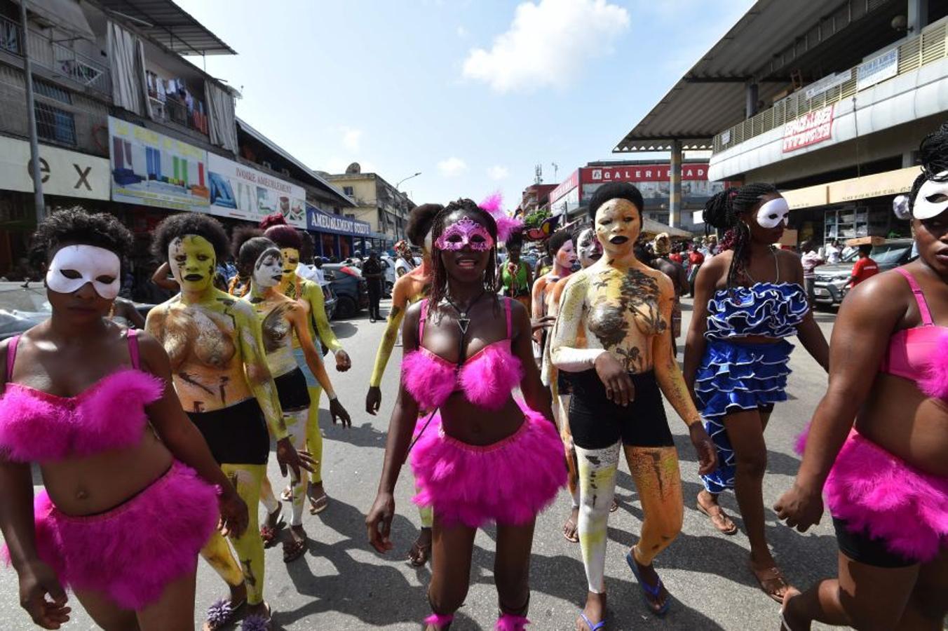 Vestidos de Zulus, y demás trajes tradicionales, las gentes toman las calles de Abidjan, en Costa de Márfil, durante el festival Masa (African Performing Arts Market). Desfile creado en 1993 para facilitar el acceso de artistas africanos al mercado internacional de Arte. 