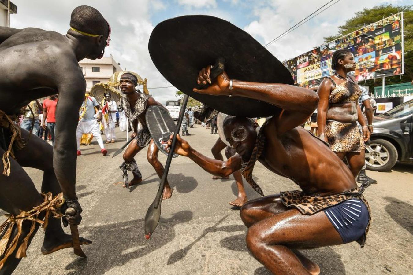 Vestidos de Zulus, y demás trajes tradicionales, las gentes toman las calles de Abidjan, en Costa de Márfil, durante el festival Masa (African Performing Arts Market). Desfile creado en 1993 para facilitar el acceso de artistas africanos al mercado internacional de Arte. 