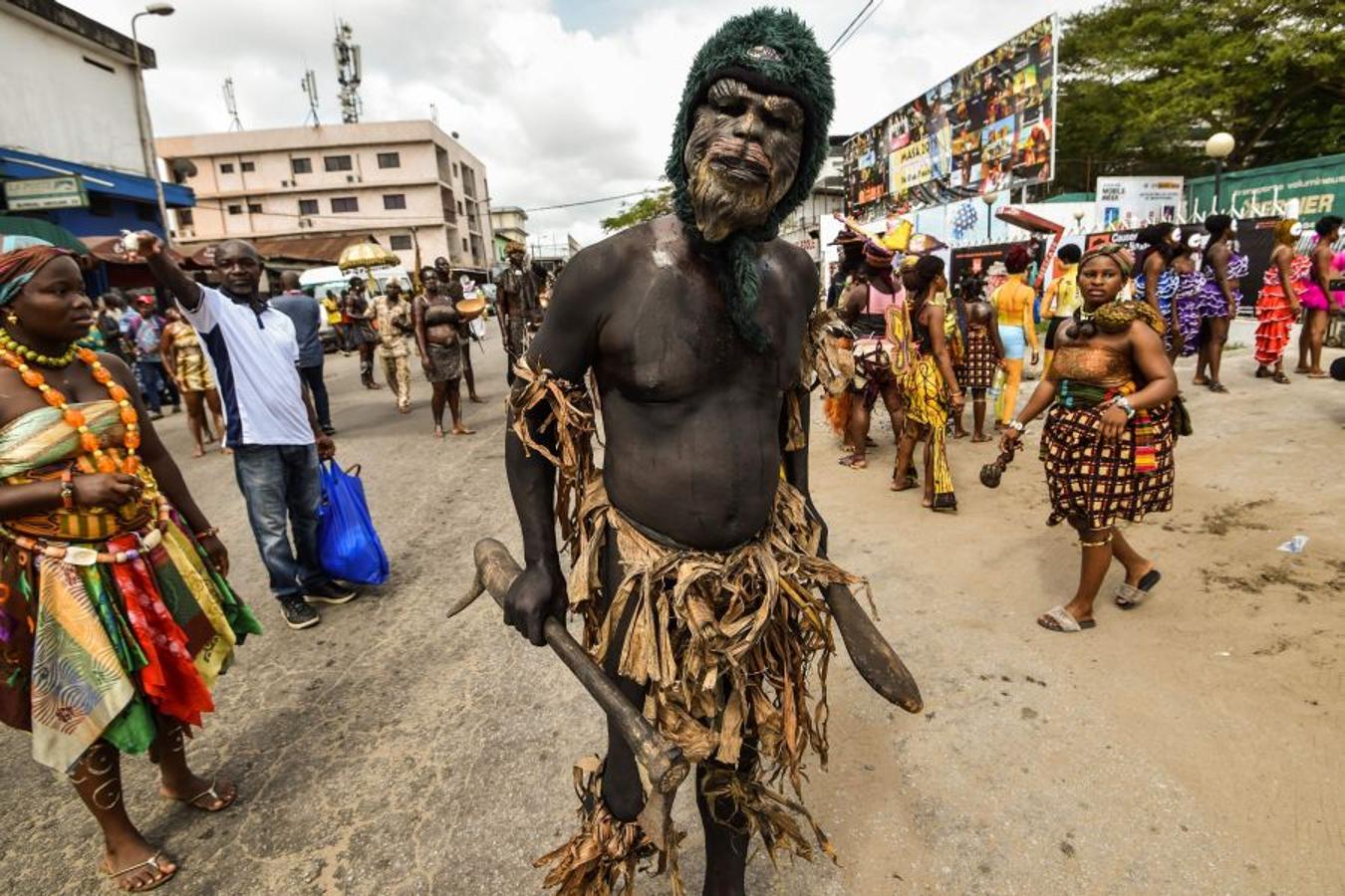 Vestidos de Zulus, y demás trajes tradicionales, las gentes toman las calles de Abidjan, en Costa de Márfil, durante el festival Masa (African Performing Arts Market). Desfile creado en 1993 para facilitar el acceso de artistas africanos al mercado internacional de Arte. 