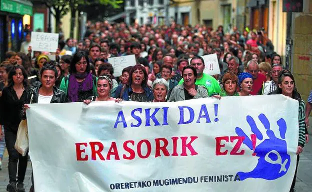 Manifestación celebrada en Errenteria en repulsa a una agresión sexista sufrida por una de las vecinas. 