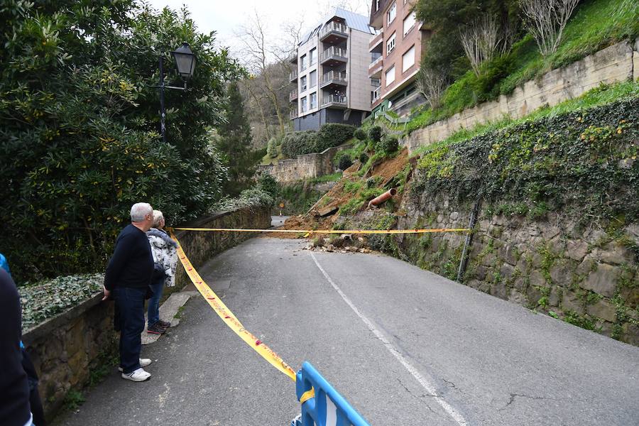 El derrumbe se ha producido a las cuatro de la madrugada, cuando una lengua de tierra se ha deslizado y ha cubierto la calzada a la altura del número 57 del paseo del Faro.