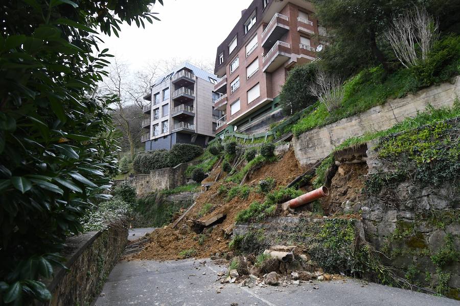 El derrumbe se ha producido a las cuatro de la madrugada, cuando una lengua de tierra se ha deslizado y ha cubierto la calzada a la altura del número 57 del paseo del Faro.