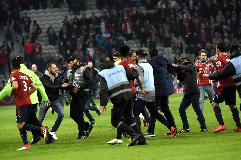 Los ultras del Lille invaden el terreno de juego