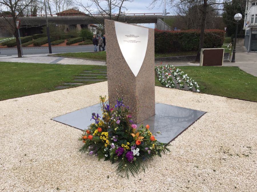 Los municipios guipuzcoanos de Zarautz e Irun han rendido homenaje a las víctimas del terrorismo con motivo de la celebración del 14 aniversario de los atentados del 11 de marzo de 2004 en Madrid.