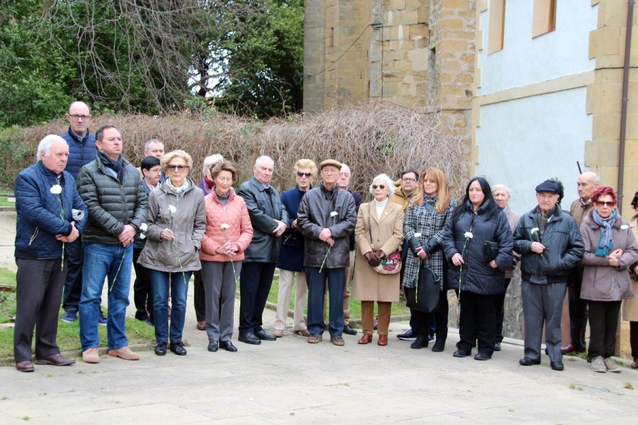 Los municipios guipuzcoanos de Zarautz e Irun han rendido homenaje a las víctimas del terrorismo con motivo de la celebración del 14 aniversario de los atentados del 11 de marzo de 2004 en Madrid.