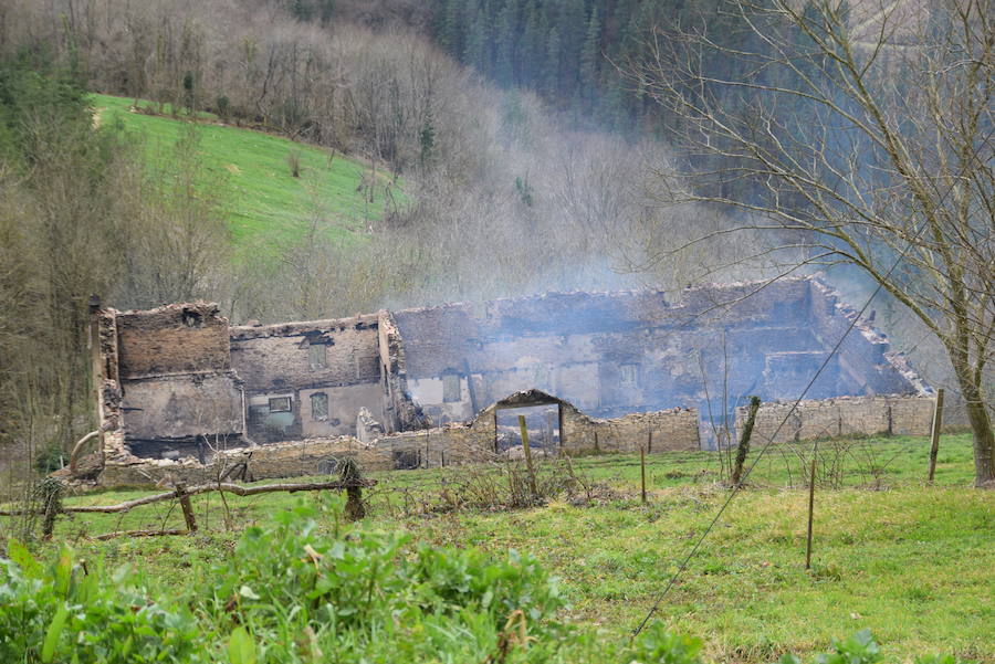 El fuego comenzó sobre las doce y media de la noche en la chimenea y el único ocupante ha resultado ileso.