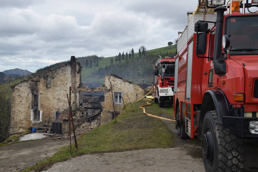 El fuego comenzó sobre las doce y media de la noche en la chimenea y el único ocupante ha resultado ileso.