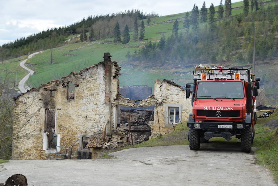 El fuego comenzó sobre las doce y media de la noche en la chimenea y el único ocupante ha resultado ileso.