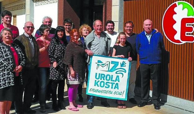 Algunos miembros de Eusko Alkartasuna de Zarautz. 
