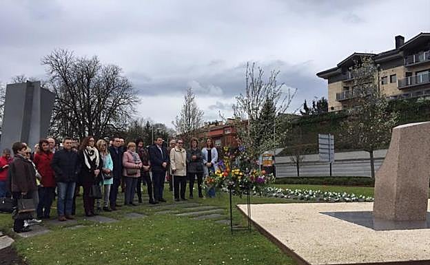 Acto delante del monolito a las víctimas en Irun. 