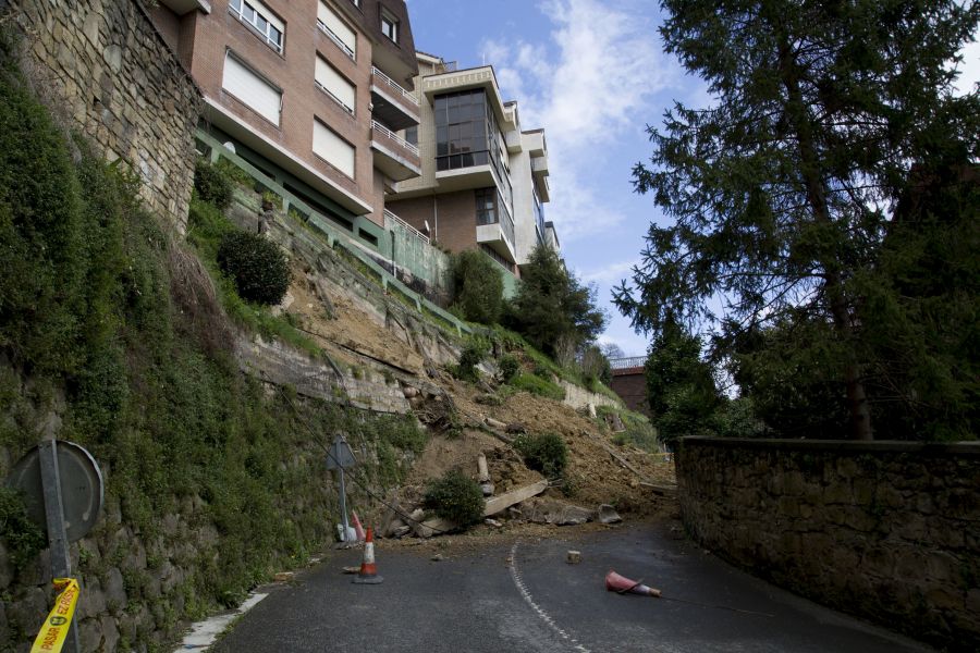 La lluvia caída este lunes ha impedido llevar a cabo las tareas de retirada de la tierra caída sobre la carretera, ya que la humedad ha reblandecido el terreno y existe riesgo de nuevos desprendimientos