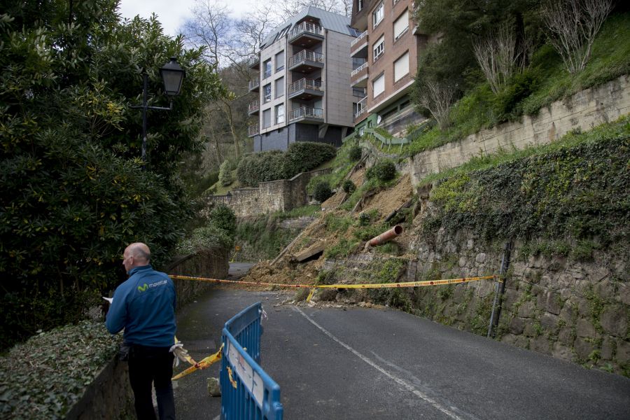 La lluvia caída este lunes ha impedido llevar a cabo las tareas de retirada de la tierra caída sobre la carretera, ya que la humedad ha reblandecido el terreno y existe riesgo de nuevos desprendimientos