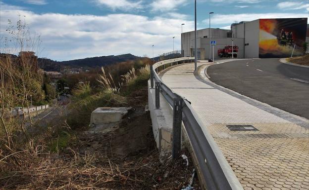 20.000 euros ha costado reparar el vial de entrada al parque de bomberos de Garbera