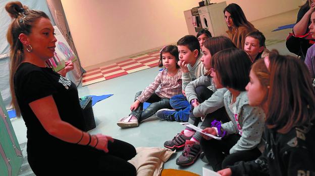 'Itsaspeko Bihotzak' trabaja la literatura infantil a partir de la igualdad de género, con una muestra en Portalea. 