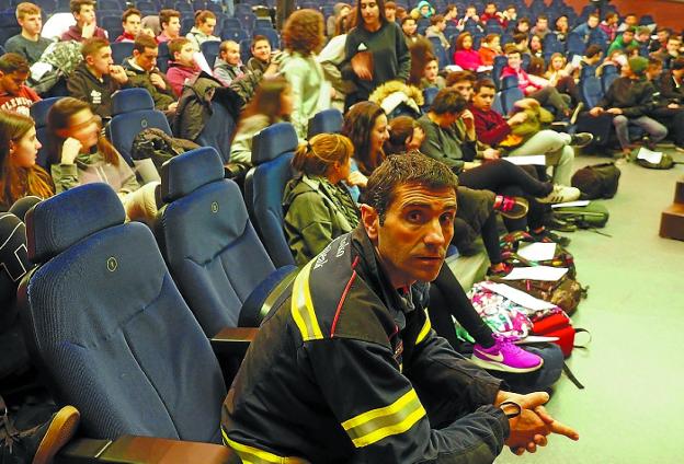 Zelai Arizti aretoa. El bombero Jose Luis Irizar antes de su intervención ante los jóvenes. 