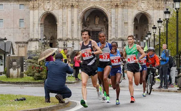 Asier Cuevas tira de un grupo de corredores en la pasada edición del Medio Maratón Azkoitia-Azpeitia