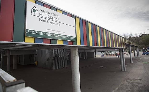 Imagen principal - Colegios vacíos, abuelos con nietos y niños sin clase jugando en el patio, han sido las estampas de la huelga en la mayoría de las localidades.