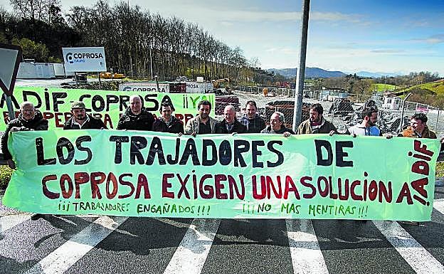 Los trabajadores se concentraron ayer en Gaintxurizketa para pedir explicaciones a Coprosa.