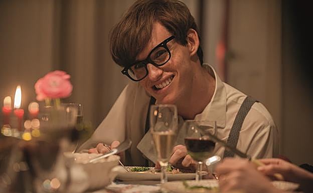 Imagen principal - Arriba: el actor Eddie Redmayne, caracterizado como Stephen Hawking en 'La teoría del todo'. Abajo: el científico junto a Jim Parsons, Sheldon Cooper en 'The Big Bang Theory,' y en su versión animada en 'Los Simpson'.