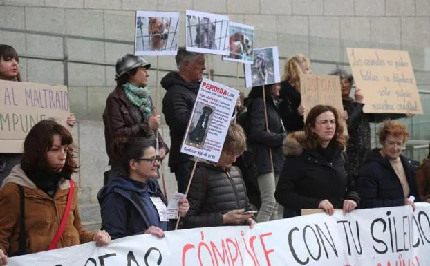 Concentracón en contra del maltrato animal a las puertas de los juzgados de Donostia