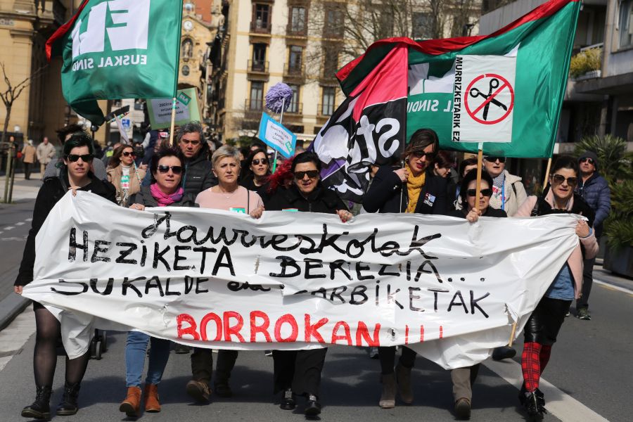 Manifestación del personal trabajador en los distintos sectores de la enseñanza pública con motivo de la jornada de huelga convocada por los sindicatos