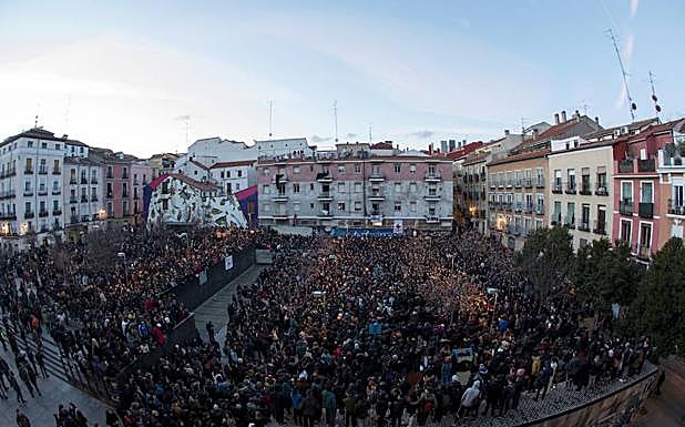 Imagen principal - Concentración en la plaza de Nelson Mandela. 