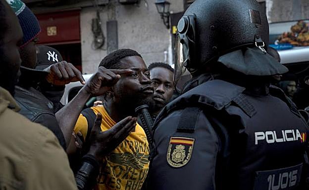 Concentración en la plaza de Nelson Mandela, en el barrio madrileño de Lavapiés, para protestar por la muerte del mantero senegalés Mmame Mbage. 