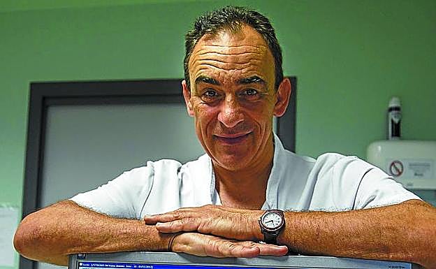 El neurólogo Juan José Poza, en su despacho. 