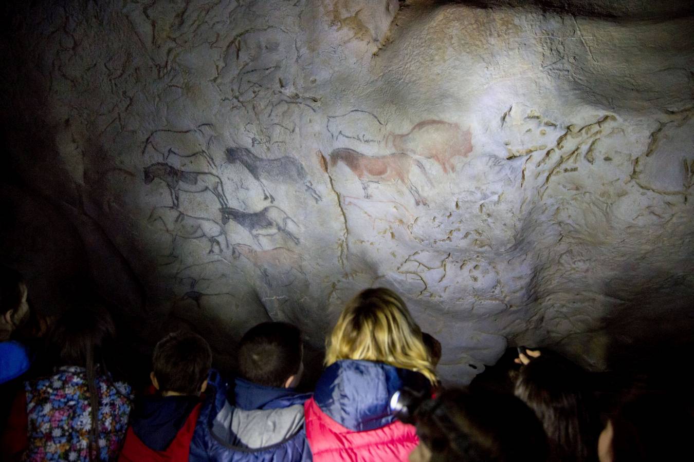 Junto a la regata del riachuelo Goltzibar, en un precioso rincón del valle de Sastarrain, los antiguos habitantes del Urola disfrutaban de uno de los hermosos rincones de Gipuzkoa. Al parecer, la cueva de Ekain enZestoa era uno de los destinos de los grupos nómadas que se acercaban desde el Pirineo en los meses de primavera-verano a la costa en busca de los animales que les suministrarían carne, pieles, cornamentas... Carne que les alimentaría y pieles que les darían calor durante los duros meses del invierno.